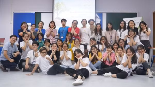 Các bạn thanh niên tham gia tập huấn “Kỹ năng viết tin bài” cùng diễn giả và BTC