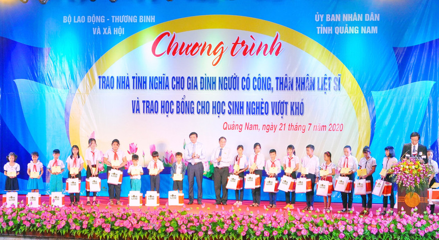 Các học sinh gia đình chính sách, hoàn cảnh đặc biệt nhận học bổng do Tập đoàn Novaland tài trợ