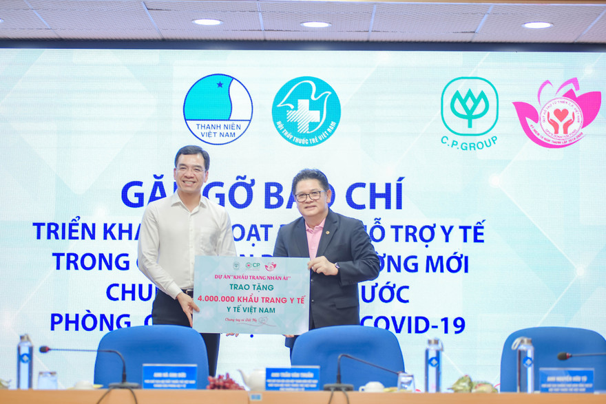 Ông Montri Suwanposri, tổng giám đốc C.P. Việt Nam (áo đen) trao tặng 4 triệu khẩu trang y tế