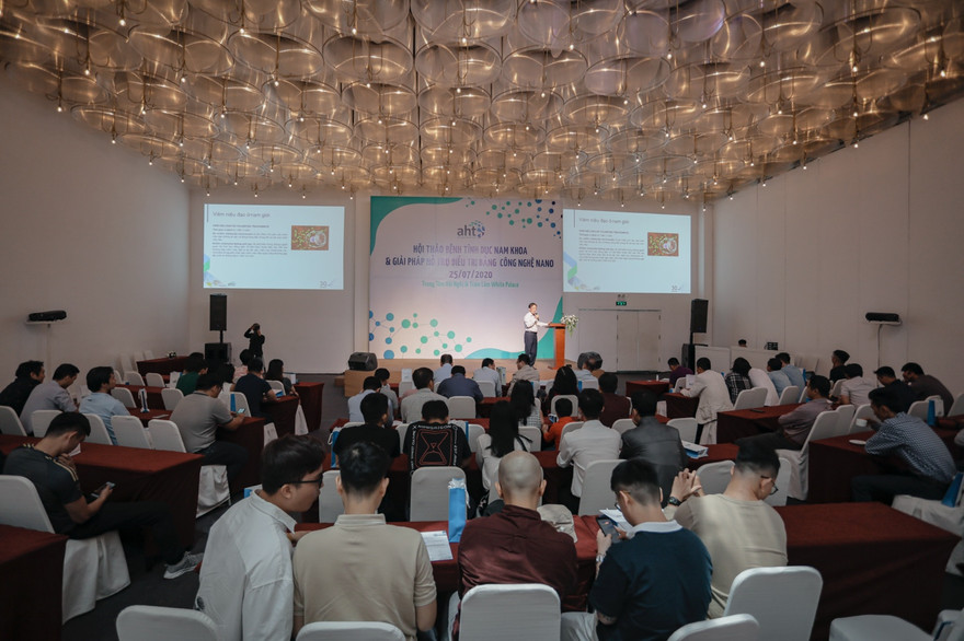 Bác sĩ Nguỹen Ngọc Bá – Chuyên gia lâu năm về da liễu – dị ứng tại Việt Nam trình bày tại hội thảo