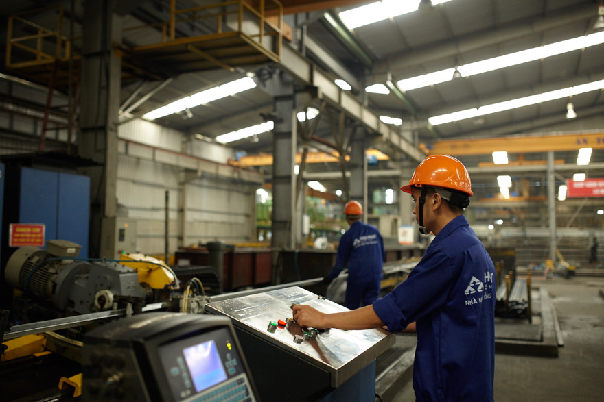 Vận hành dây chuyền sản xuất ống thép tôn mạ kẽm