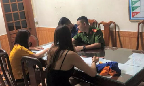 Lấy lời khai của các đối tượng liên quan - Ảnh: Công an cung cấp