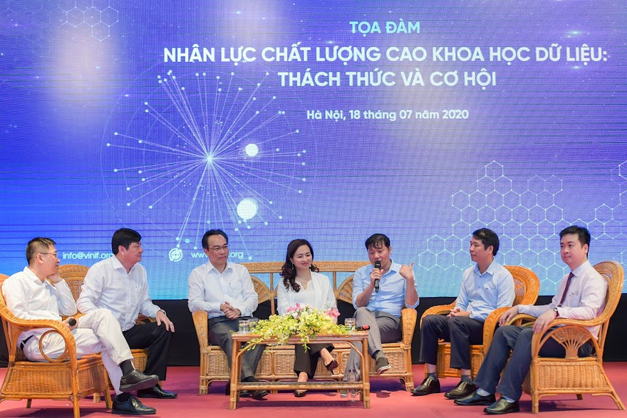 Các khách mời trao đổi tại buổi Tọa đàm: “Nhân lực chất lượng cao Khoa học dữ liệu: Thách thức và cơ hội”