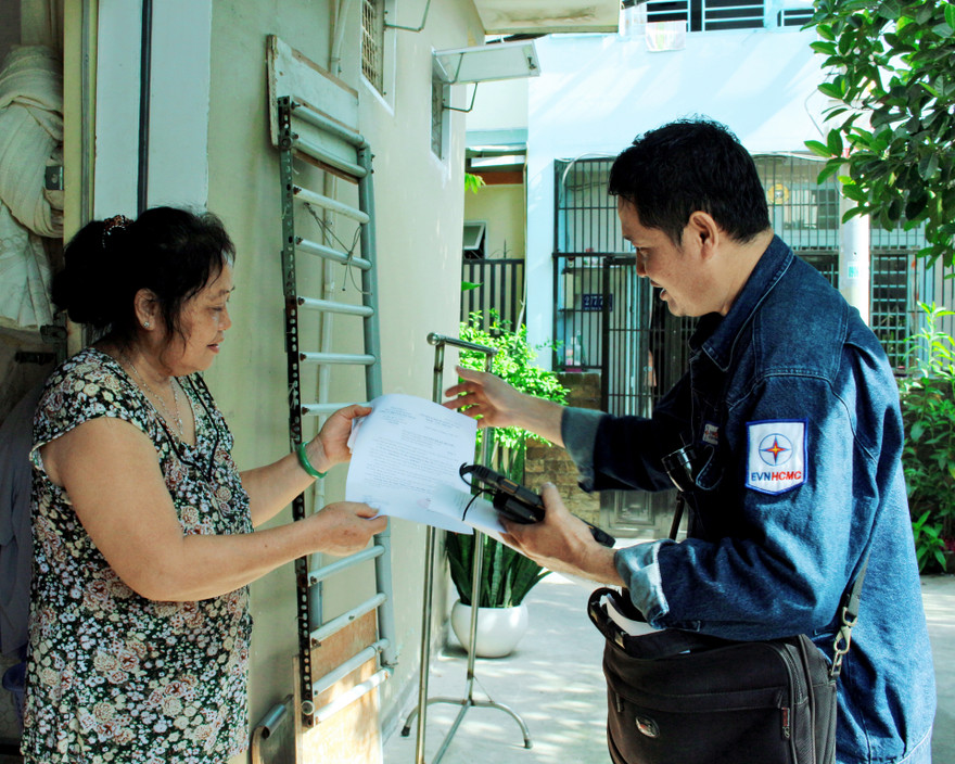 Nhân viên EVNHCMC làm việc với khách hàng