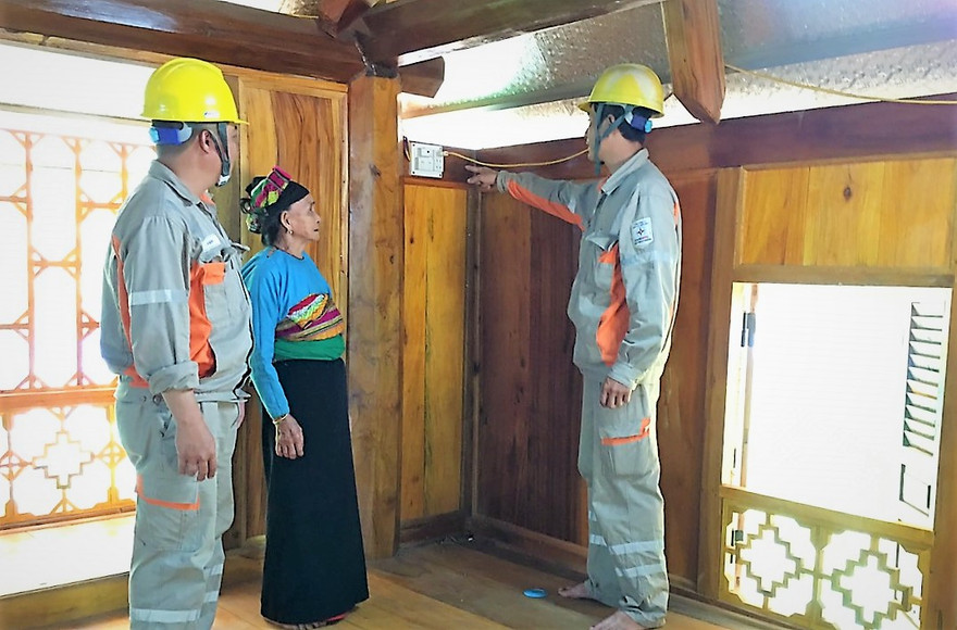 Nhân viên Điện lực Bá Thước hướng dẫn khách hàng sử dụng điện an toàn, tiết kiệm và hiệu quả 