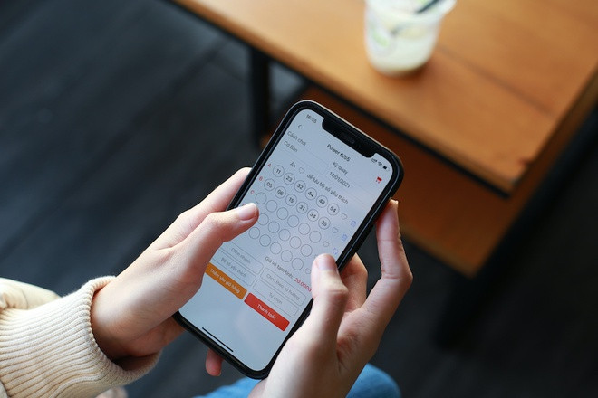 Người chơi đang mua vé số qua kênh Vietlott SMS