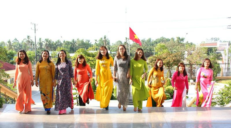 Phụ nữ Ngành Kho bạc duyên dáng trong tà Áo dài truyền thống