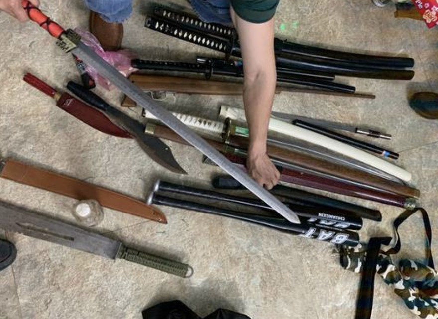Hàng chục loại vủ khí nóng được tìm thấy trong nhà của các đối tượng cho vay nặng lãi