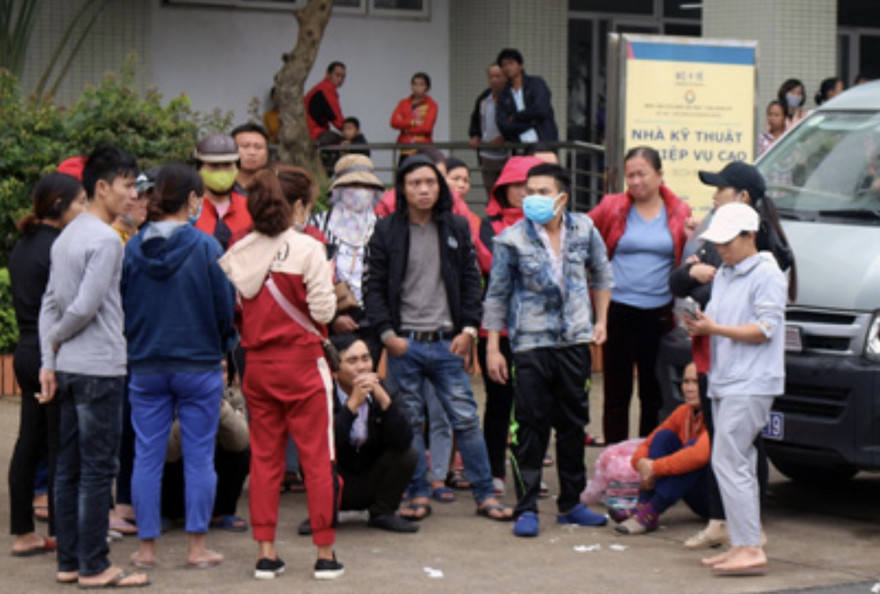 Người nhà tập trung phản ứng vụ việc 