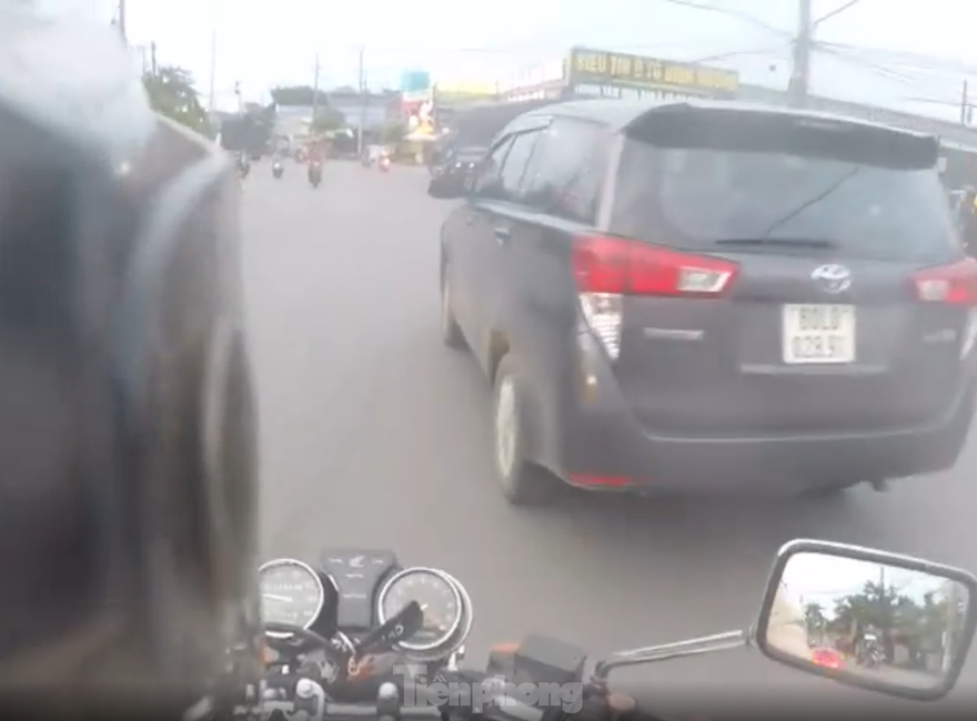 Một cán bộ CSGT bị thương khi truy đuổi ô tô 'thông chốt' như phim 