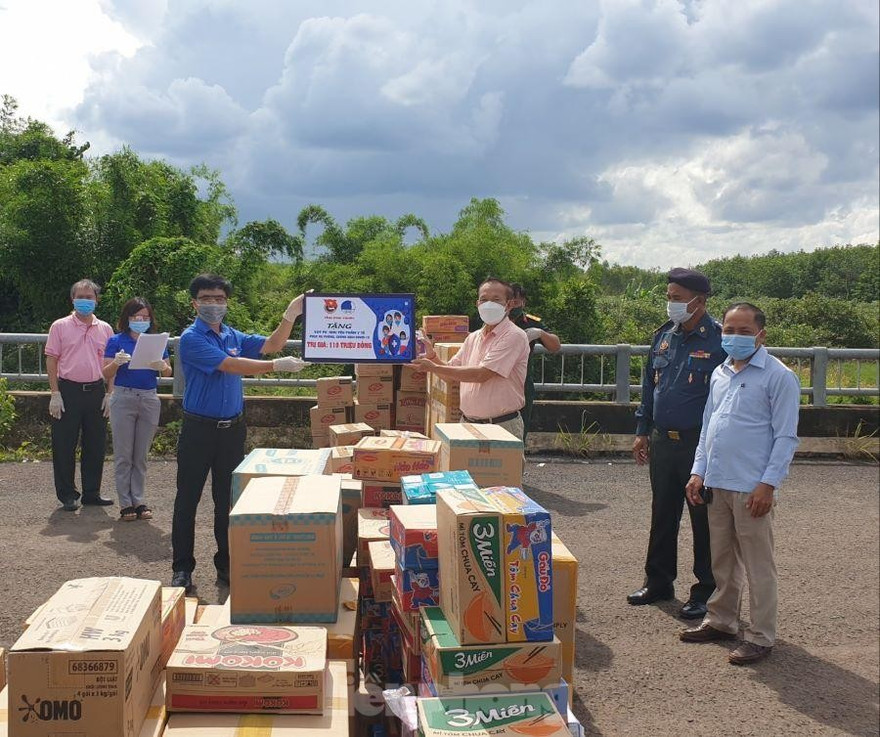 Trao nhu yếu phẩm phòng dịch hơn 100 triệu đồng cho một huyện ở Campuchia 