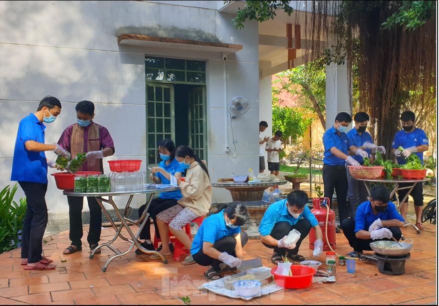 Bạn trẻ trổ tài khéo tay làm món ăn gửi tặng chốt chống dịch và khu cách ly