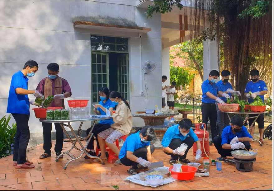 Bạn trẻ trổ tài khéo tay làm món ăn gửi tặng chốt chống dịch và khu cách ly
