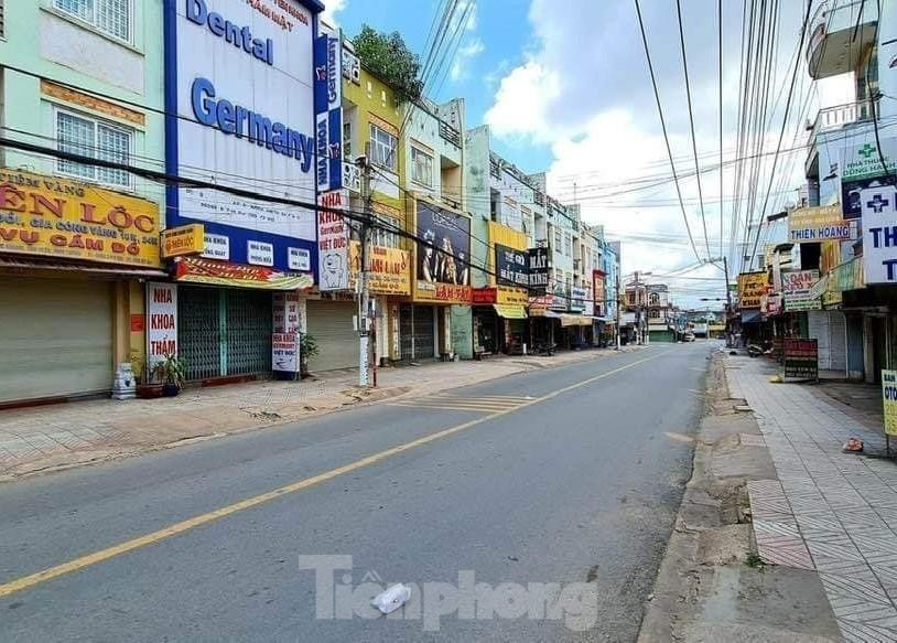 Phố phường Bình Dương vắng tanh trong ngày đầu giãn cách xã hội