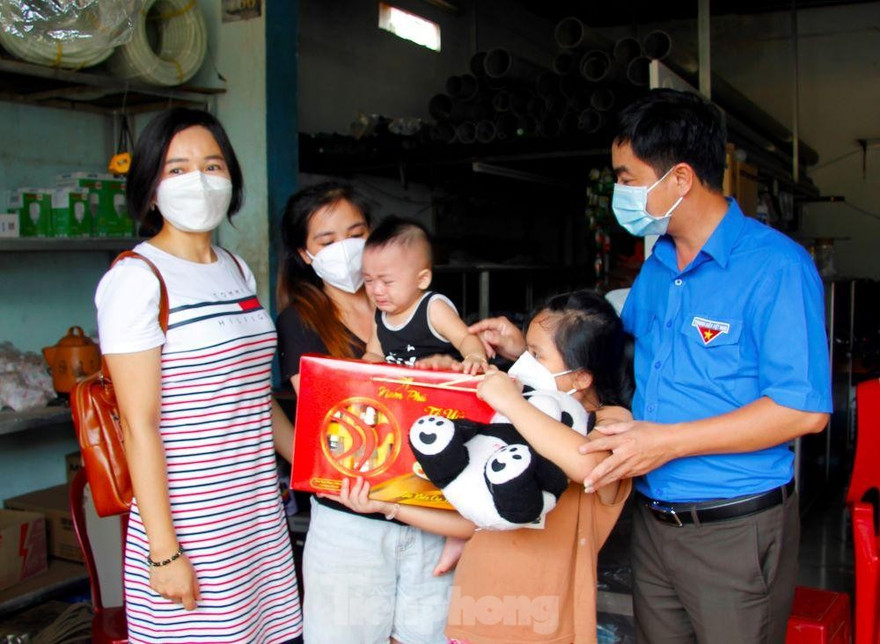 Tỉnh đoàn Bình Phước thăm gia đình công an viên trọng thương khi truy bắt cướp