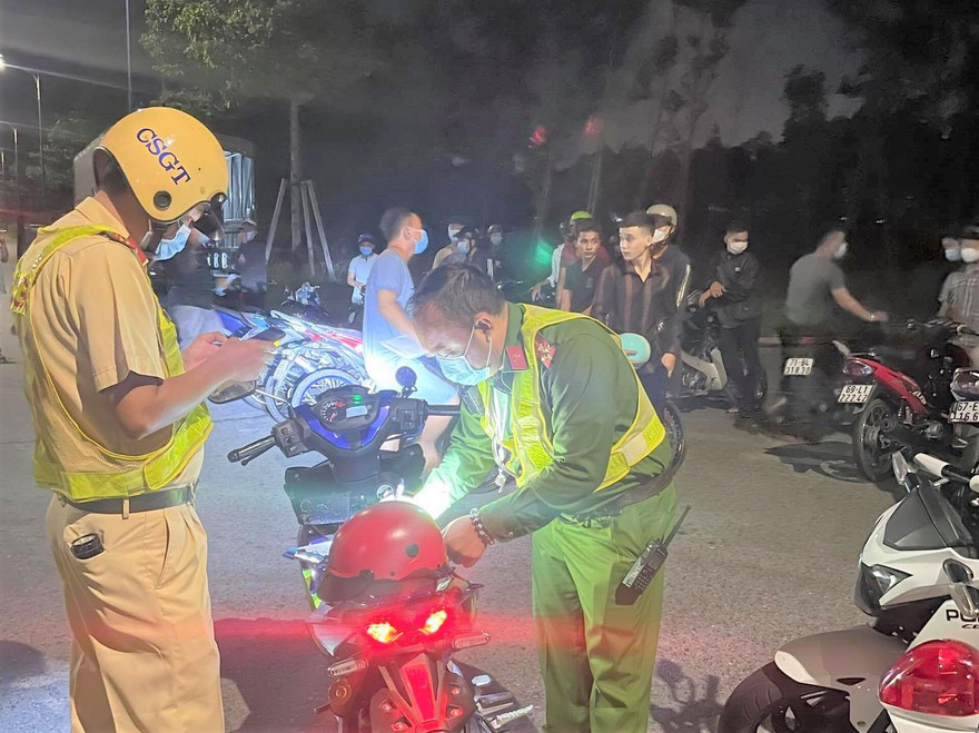 Bất chấp địa phương đang dịch phức tạp, hơn 50 người tụ tập đua xe