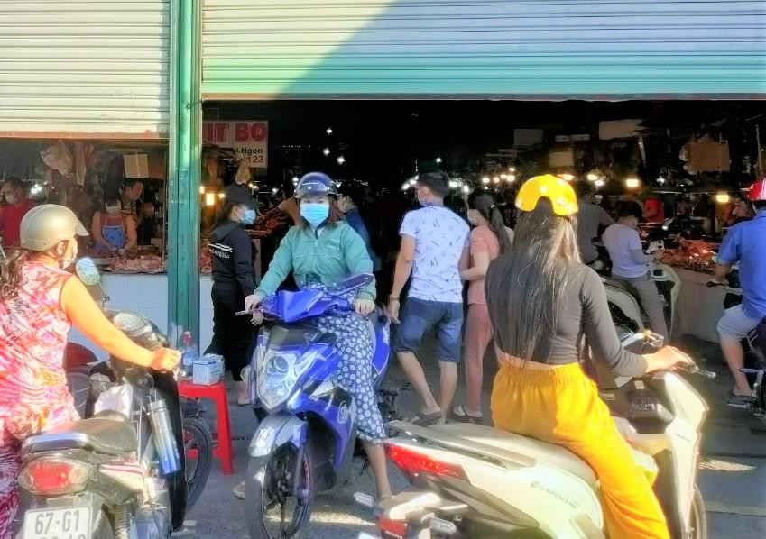 Bình Dương phát phiếu cho dân đi chợ 3 ngày một lần
