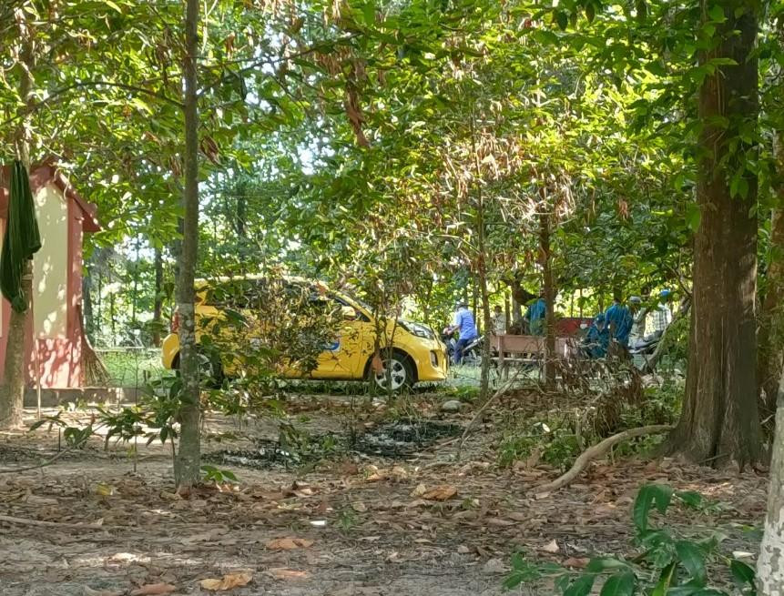 Chiếc xe taxi đậu trước cổng đình 