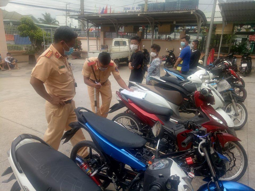 Hàng chục ‘quái xế’ tụ tập đua xe bị cảnh sát mật phục bắt giữ