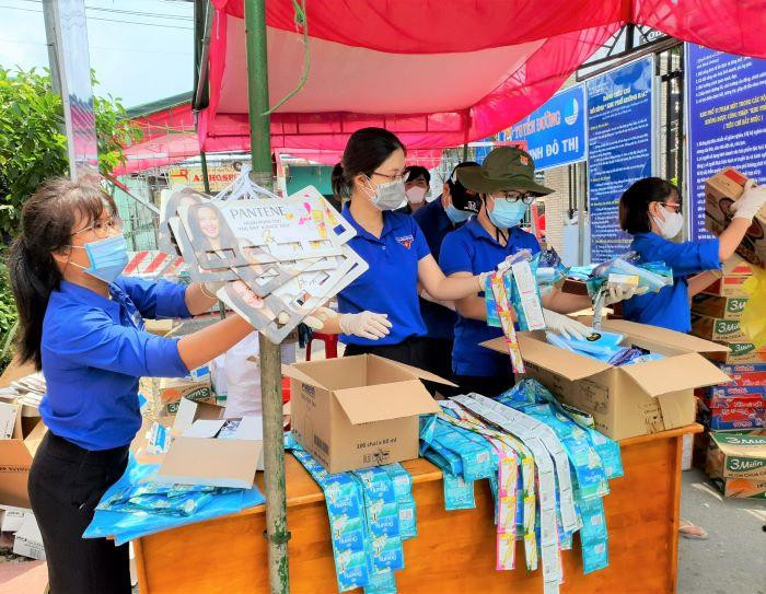 Những ‘cửa hàng tạp hóa’ miễn phí của đoàn thanh niên giúp người dân chống dịch 