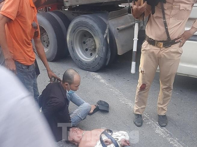 Khởi tố tài xế ‘thông chốt’, ép xe công vụ làm CSGT bị thương