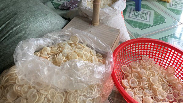 Tái chế bao cao su để mang đi bán (Ảnh: Cục QLTT Bình Dương)