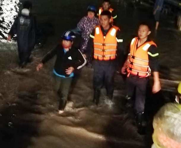 Cộng đồng mạng chia sẻ hình ảnh công an giúp dân vượt ngập trong đêm