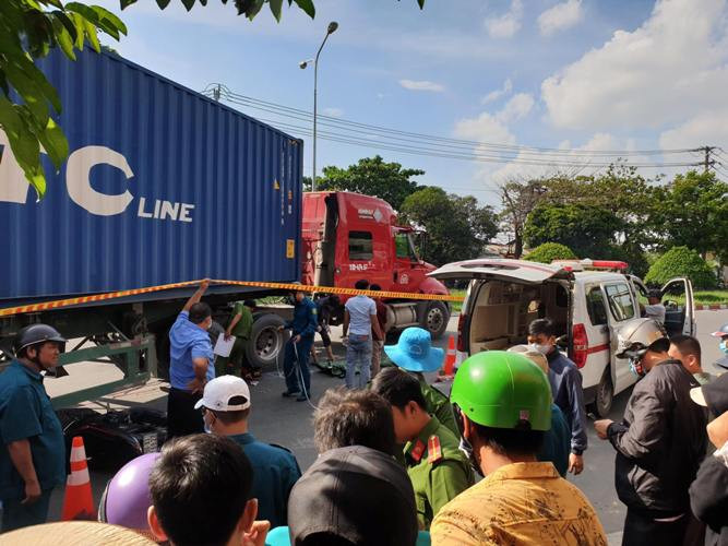 Hai cô gái tử vong dưới bánh xe container