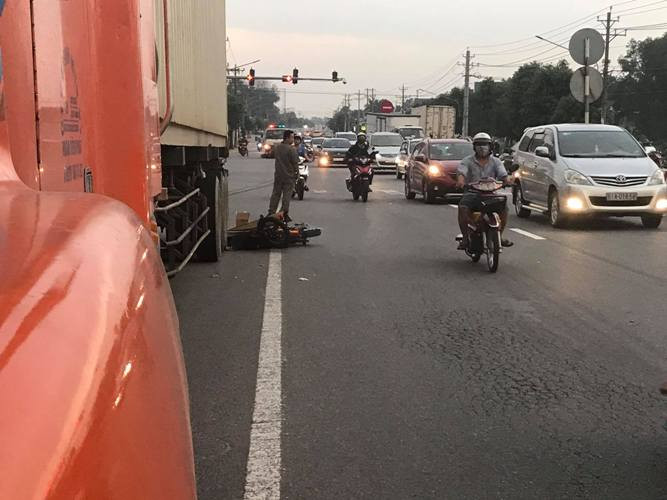 Nam sinh lớp 9 bị xe container cán chết trên đường đi học về