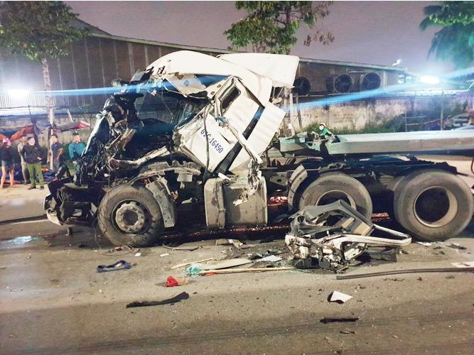 Đầu container biến dạng, tài xế kẹt cứng trong cabin sau vụ va chạm