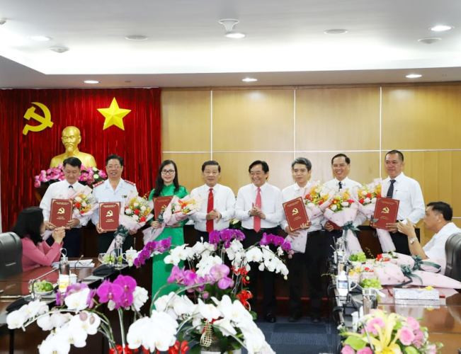 Bình Dương trao các quyết định về công tác cán bộ