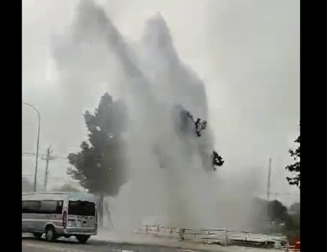 ‘Vòi rồng’ phun như thác đổ ở Bình Dương