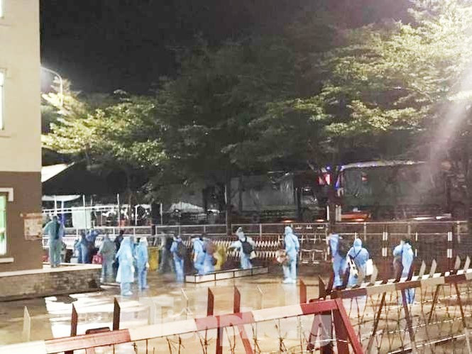 Hàng chục công dân Việt Nam từ Pháp về có bệnh nền nặng