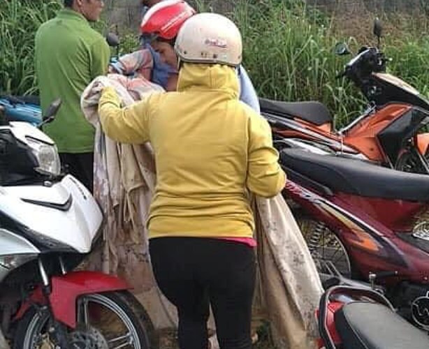 Người mẹ nhập viện cấp cứu, trong khi đứa con đã tử vong.