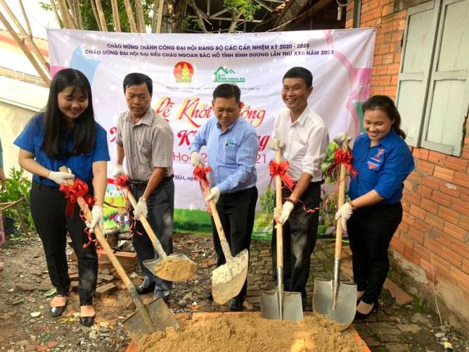 Tặng nhà khăn quàng đỏ cho đội viên có hoàn cảnh đặc biệt khó khăn