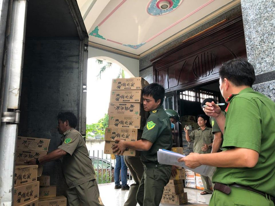 Phát hiện hàng nghìn thùng hàng nhãn hiệu Trung Quốc không rõ nguồn gốc