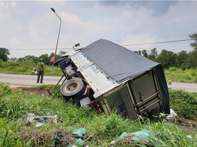 Xe bán tải rụng bánh văng xa hàng chục mét sau tai nạn