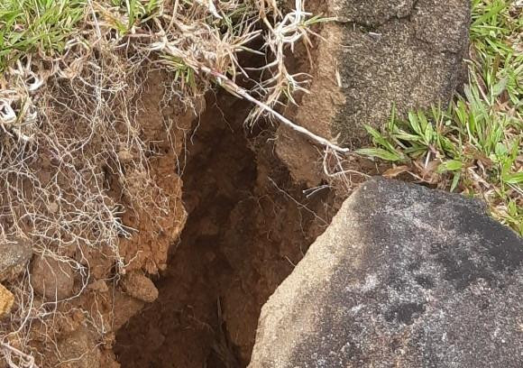 Đưa hàng trăm người dân đến nơi ở mới vì núi xuất hiện vết nứt nguy hiểm