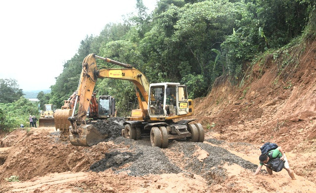 Tháo dỡ chốt cấm đường trên tuyến Hồ Chí Minh đoạn qua Quảng Trị