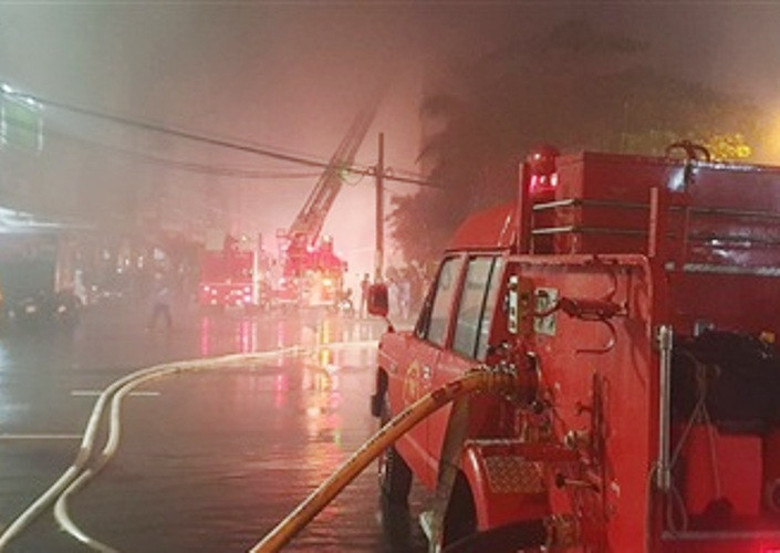 Xe cứu thương bốc cháy dữ dội khiến 7 người bị thương