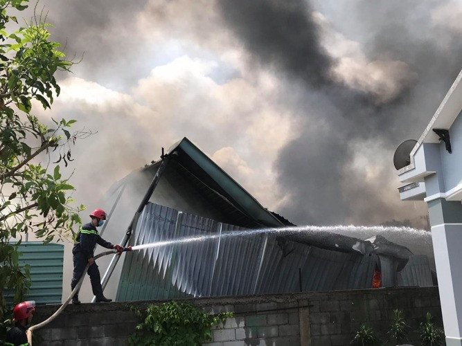 Vựa ve chai phát nổ, cháy dữ dội giữa khu dân cư ở Bình Dương