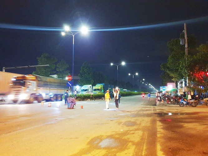 Phát hiện thi thể đôi nam nữ biến dạng giữa đường lúc rạng sáng