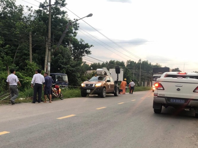 Cần cẩu chạm dây điện khiến hai người thương vong