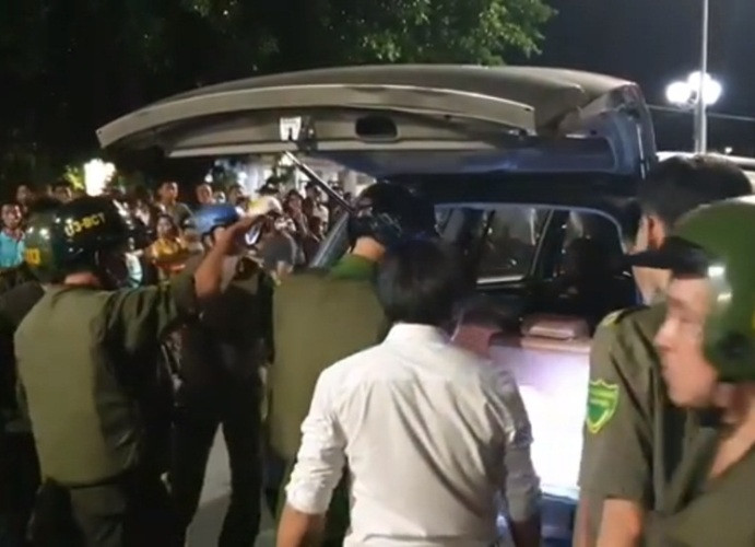 Tài xế cố thủ trong ô tô không giấy tờ, gắn logo báo chí