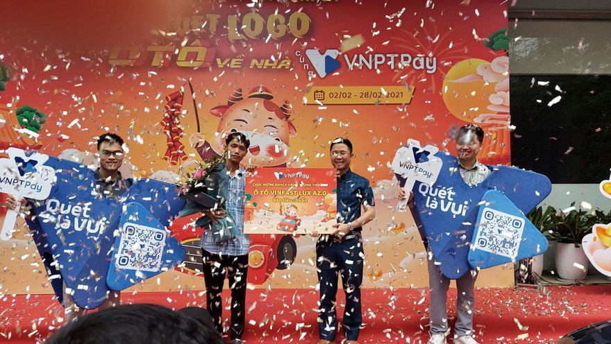 Lãnh đạo VNPT FinTech, cơ quan chủ quản VNPT Pay, trao thưởng cho khách hàng may mắn của chương trình