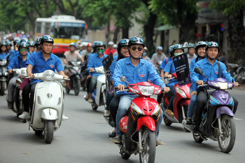Thanh niên tình nguyện diễu hành tuyên truyền đội mũ bảo hiểm đạt chuẩn tại Hà Nội. Ảnh Linh Trân