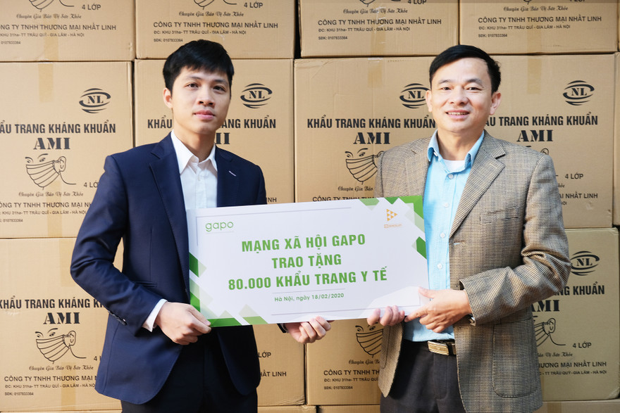 Ông Hà Trung Kiên - Tổng Giám đốc mạng xã hội Gapo trao tặng 80.000 khẩu trang cho Đại diện Bộ Y tế - ông Nguyễn Đình Anh - Vụ trưởng Vụ Truyền thông và Thi đua, khen thưởng sáng ngày 18/2