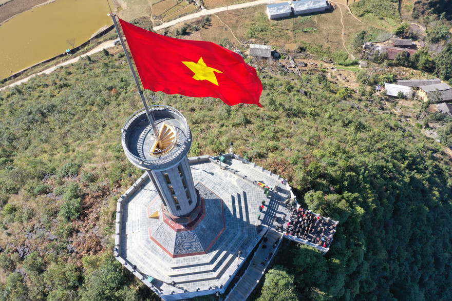 Say lòng với vẻ đẹp Hà Giang trong MV 'Vì một Việt Nam'