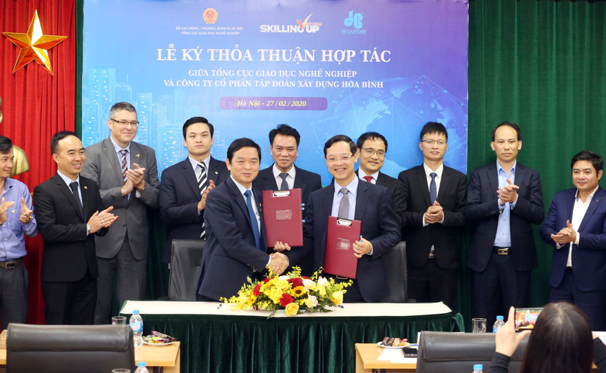Đại diện Tổng cục Giáo dục nghề nghiệp và Tập đoàn Hoà Phát ký biên bản hợp tác trong đào tạo nhân lực ngành xây dựng.