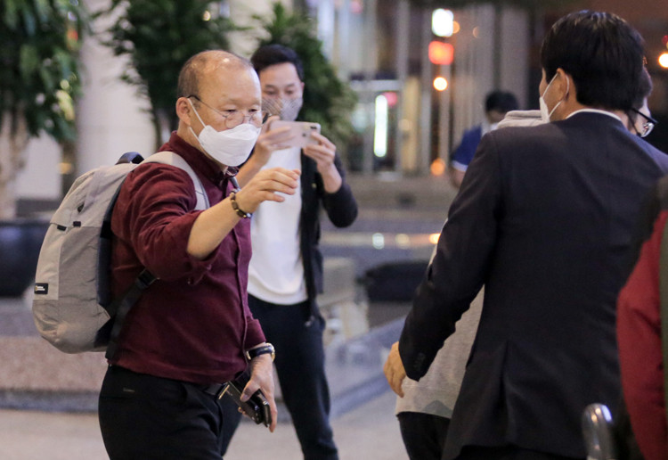 HLV Park Hang-seo tại sân bay Nội Bài tối 23/2. Ảnh: HL